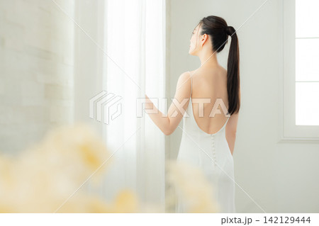 白いドレスを着た若い女性 白いドレスを着た若い女性 142129444