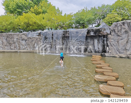 水遊びの子ども 水遊びの子ども 142129459