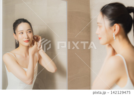 白いドレスを着た若い女性   142129475