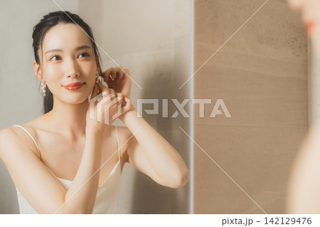 白いドレスを着た若い女性 白いドレスを着た若い女性 142129476