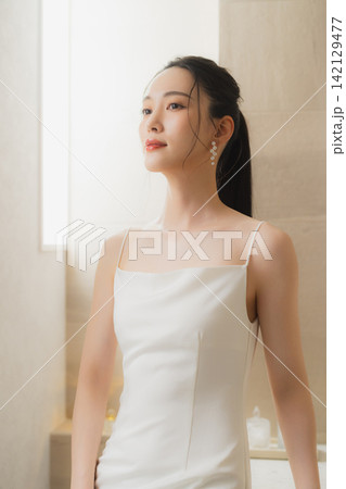 白いドレスを着た若い女性 白いドレスを着た若い女性 142129477