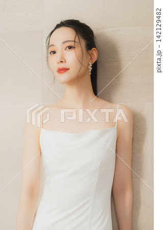 白いドレスを着た若い女性 白いドレスを着た若い女性 142129482