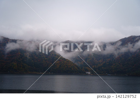 湖に浮かぶ紅葉と雲 142129752
