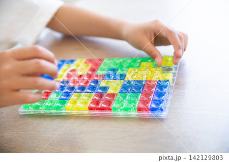 パズルブロックで遊ぶ子供の手元 142129803
