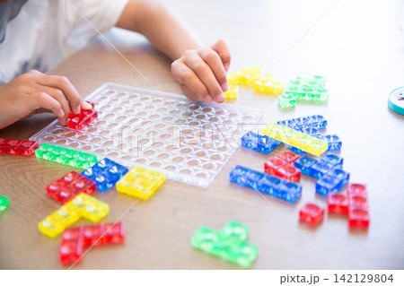 パズルブロックで遊ぶ子供の手元 パズルブロックで遊ぶ子供の手元 142129804