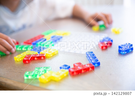 パズルブロックで遊ぶ子供の手元 142129807