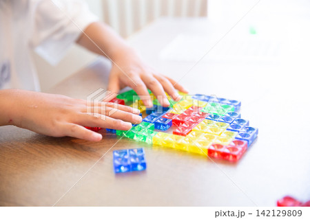 パズルブロックで遊ぶ子供の手元 パズルブロックで遊ぶ子供の手元 142129809