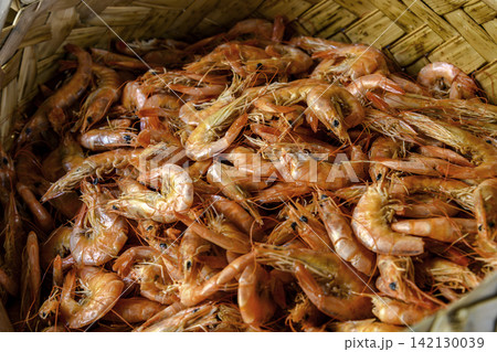 Straw basket with shrimp for sale Straw basket with shrimp for sale 142130039