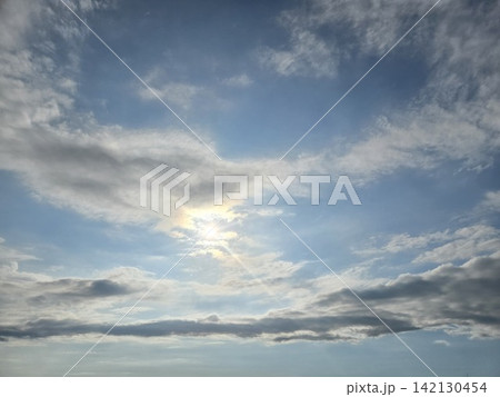 雲の間から光が差し込む青空 142130454