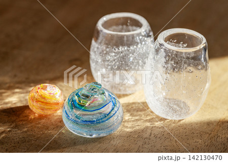 自然光に輝く気泡入りの手作りガラス作品 自然光に輝く気泡入りの手作りガラス作品 142130470