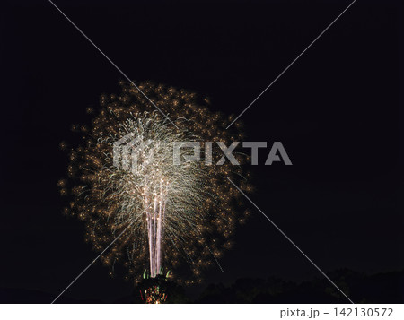 夜空に煌めく大輪の黄金花火 夜空に煌めく大輪の黄金花火 142130572