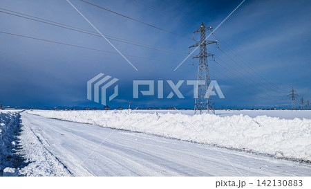 真冬の雪道と送電鉄塔 真冬の雪道と送電鉄塔 142130883