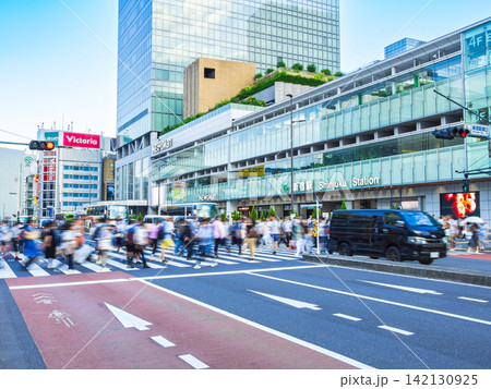夏の夕暮れの新宿駅南口 夏の夕暮れの新宿駅南口 142130925