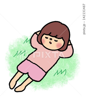 ゴロンとすやすやお昼寝するカワイイ女の子 ゴロンとすやすやお昼寝するカワイイ女の子 142131487