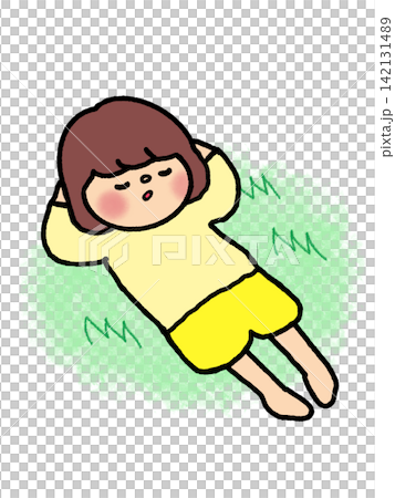 一個可愛的小女孩躺著打盹。 一個可愛的小女孩躺著打盹。 142131489
