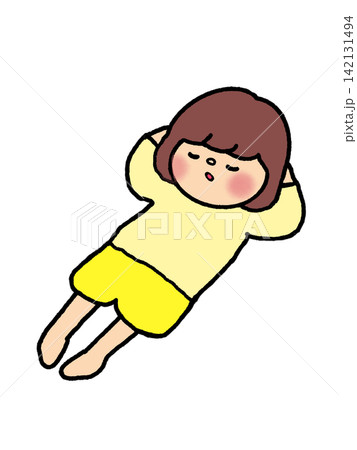 ゴロンとすやすやお昼寝するカワイイ女の子 ゴロンとすやすやお昼寝するカワイイ女の子 142131494