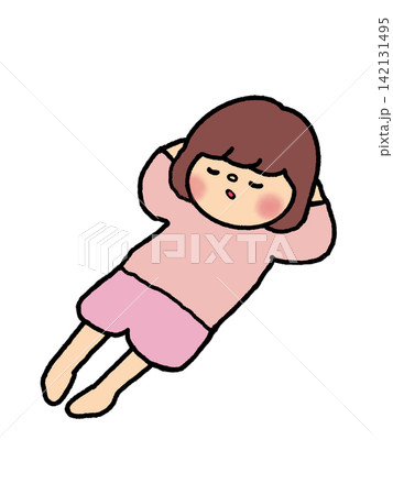 ゴロンとすやすやお昼寝するカワイイ女の子 ゴロンとすやすやお昼寝するカワイイ女の子 142131495