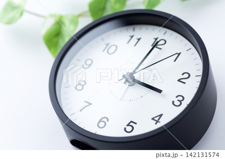 3時を示す時計 142131574