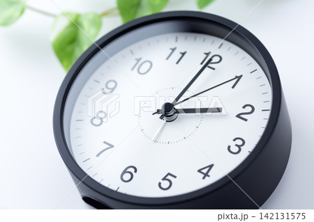 2時を示す時計 2時を示す時計 142131575