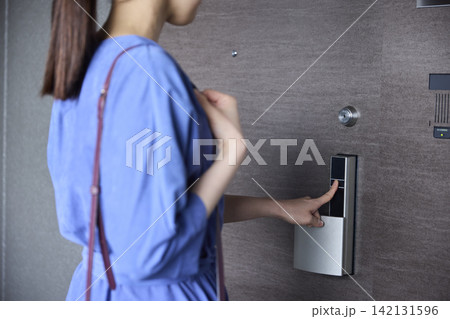 スマートロックを指で操作する女性 スマートロックを指で操作する女性 142131596