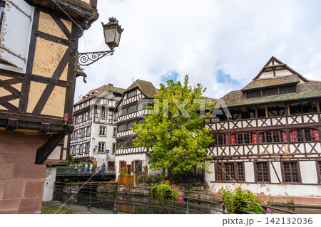 Half-timbered houses reflected in the canal Petite France, Strasbourg 142132036