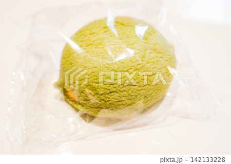 抹茶風味のふんわりメロンパン 142133228