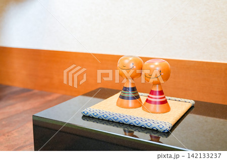 木製台に並ぶ笑顔のこけし人形 木製台に並ぶ笑顔のこけし人形 142133237