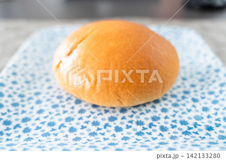 丸いふんわりクリームパンと食卓のほっこり時間 丸いふんわりクリームパンと食卓のほっこり時間 142133280