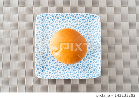丸いふんわりクリームパンと食卓のほっこり時間 丸いふんわりクリームパンと食卓のほっこり時間 142133282