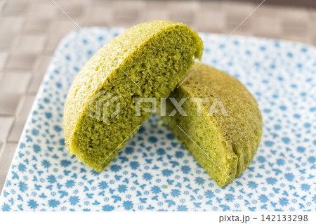 しっとり抹茶蒸しパンの断面と香り立つ和の甘味 しっとり抹茶蒸しパンの断面と香り立つ和の甘味 142133298