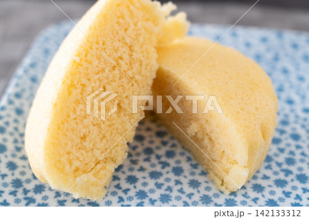 ふっくら膨らんだプレーン蒸しパンをカット ふっくら膨らんだプレーン蒸しパンをカット 142133312
