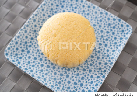 ふわふわ食感の手作り蒸しパンが青皿にのる ふわふわ食感の手作り蒸しパンが青皿にのる 142133316