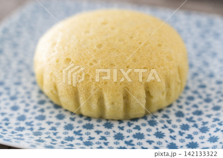 しっとり膨らんだ蒸しパンの気泡が見える接写 しっとり膨らんだ蒸しパンの気泡が見える接写 142133322