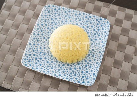 可愛い黄色の蒸しパンが青い花柄皿にのる 可愛い黄色の蒸しパンが青い花柄皿にのる 142133323
