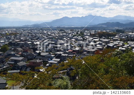住宅街の家並み 142133603