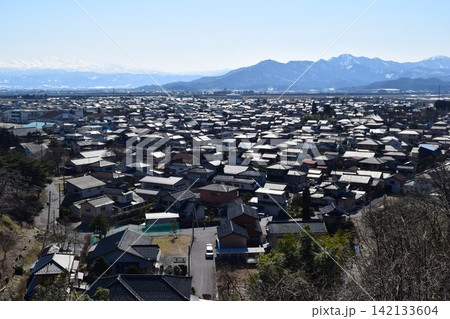 住宅街の家並み 142133604