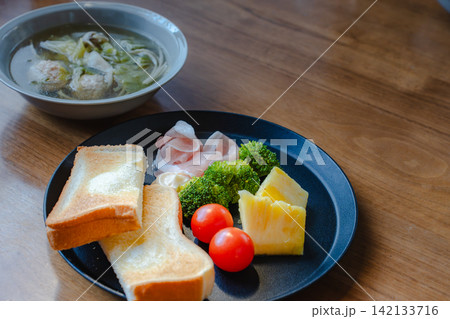 健康的ライフスタイルを示す、栄養バランスの取れた朝食と温かいスープ 142133716
