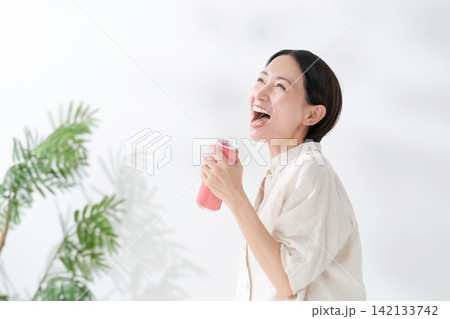 缶のドリンクを飲む女性 缶のドリンクを飲む女性 142133742