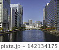 港区の橋から見たビル群 142134175