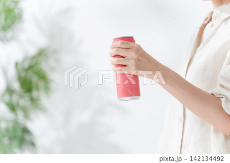 缶のドリンクを飲む女性 缶のドリンクを飲む女性 142134492