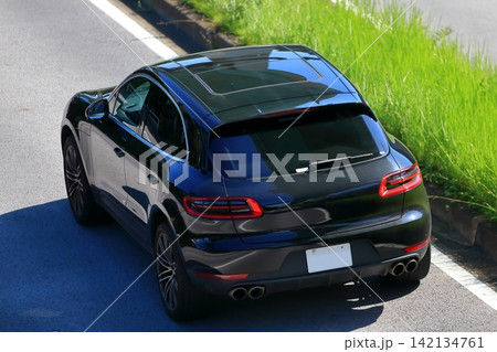 黒いドイツ製のSUV車両 黒いドイツ製のSUV車両 142134761