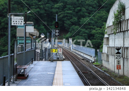 JR山陰本線_餘部駅から望む余部鉄橋 JR山陰本線_餘部駅から望む余部鉄橋 142134848