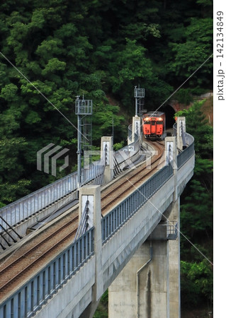 レトロなトンネルを越えて余部鉄橋を渡る山陰本線キハ40系気動車_2026/6/20撮影 142134849