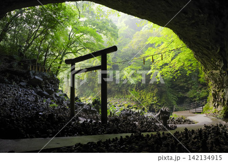 高千穂の神秘的な洞窟・天安河原 高千穂の神秘的な洞窟・天安河原 142134915