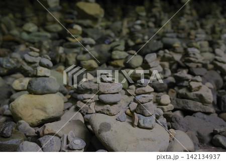 天安河原の仰慕ヶ窟に積まれた無数の石積み 天安河原の仰慕ヶ窟に積まれた無数の石積み 142134937