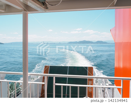 香川県の直島へ向かうフェリーから眺める瀬戸内海の旅の風景 142134941