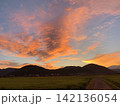 日本の夕焼け〜田園風景 142136054