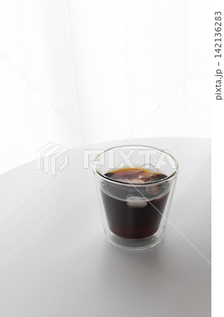 おうちカフェのイメージ|白を基調とした部屋に置かれたアイスコーヒーと二重グラス おうちカフェのイメージ|白を基調とした部屋に置かれたアイスコーヒーと二重グラス 142136283