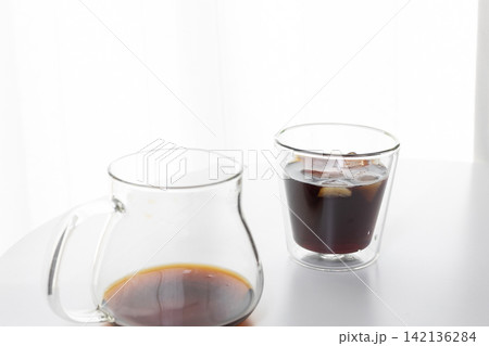 おうちカフェのイメージ｜白を基調とした部屋に置かれたアイスコーヒーと二重グラス 142136284