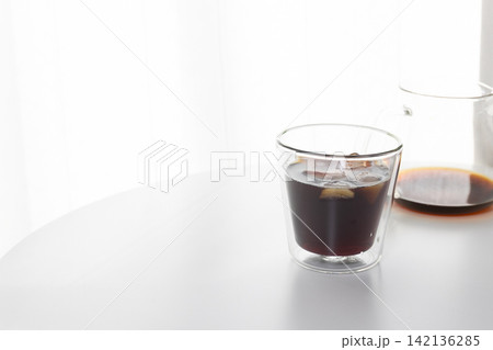 おうちカフェのイメージ|白を基調とした部屋に置かれたアイスコーヒーと二重グラス おうちカフェのイメージ|白を基調とした部屋に置かれたアイスコーヒーと二重グラス 142136285